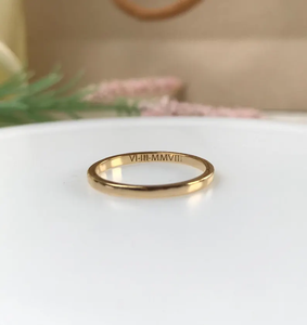 Anillo de banda delgada, anillo de banda grabado, joyería delicada apilable para uso diario, anillo con mensaje grabado personalizado - Product Image 1