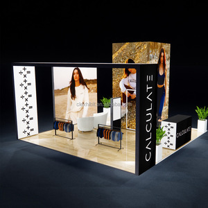 Stand de Exhibición para Ferias de Ropa de 20 x 20 pies con Caja de Luz, Isla de Almacenamiento y Arco - Product Image 3