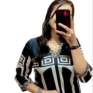 Bollywood inspiré rampe prêt col en V numérique imprimé mousseline soie Kurti ensemble tenue de fête de mariage avec taille et choix de couleur - Product Image 1