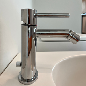 ก๊อกน้ำอ่างล้างหน้าแบบก้านโยกเดี่ยว รุ่น Gessi Ovale Series Chrome Bidet Mixer ดีไซน์ทันสมัย โค้งมน พร้อมหัวกรองปรับได้ - Product Image 3