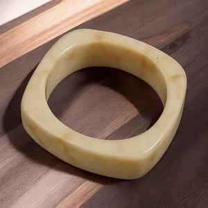 Brazaletes decorativos de resina transparente para mujer con incrustaciones florales naturales y diseño brillante en conjuntos a granel - Product Image 1