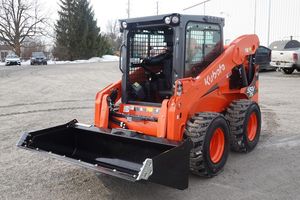 Chargeuse compacte Kubota SSV75 à 4 roues motrices, équipement de construction compact avec godet frontal - Product Image 1