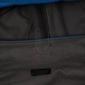 เสื้อแจ็คเก็ตซอฟต์เชลล์สำหรับผู้ชายคุณภาพสูง ผลิตในปากีสถาน คอตั้ง โลโก้ด้านหน้า ระบายอากาศได้ดีและแห้งเร็ว - Product Image 4