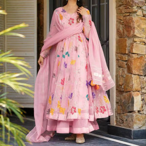 ชุดอานาร์กาลีปักลายดอกไม้สีชมพูหรูหราพร้อมผ้าคลุมไหล่ ผ้าออร์แกนซ่าและผ้าเน็ตคุณภาพสูง - Product Image 1
