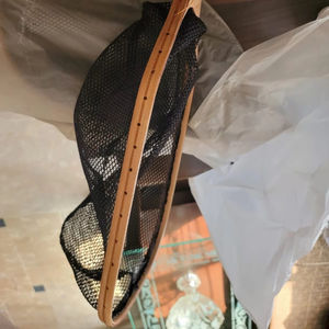 Filet à main en bois de haute qualité pour la pêche à la mouche et la libération de la truite avec un long crochet de suspension élastique profond - Product Image 1