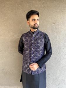 Meilleure qualité présentant un ensemble Kurta moderne avec veste Portez votre style avec un pyjama Kurta classique avec un chiffre de tissage en viscose brillant - Product Image 6