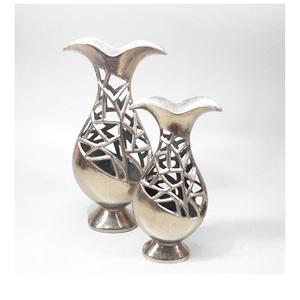 Vase moderne en aluminium fabriqué à la main avec des sculptures géométriques et florales élégantes Une pièce de déclaration chic pour les hôtels et les lieux d'événements - Product Image 1