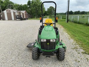 Tractor Agrícola John Deere 1025R Usado de Alta Calidad, Cortadora de Césped, Cargador, Potencia Nominal de 160 hp, Buen Estado para Uso Agrícola - Product Image 3