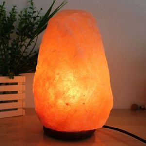 Elegante lámpara de sal del Himalaya rosa con base de madera natural tallada y estilo floral, un exquisito acento casero de Pakistán - Product Image 6