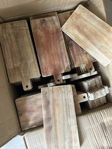 Bandeja de madera tallada de Vietnam, ideal para servir de forma organizada y decorar el hogar, con contornos únicos hechos de madera noble. - Product Image 2