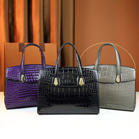 Sac fourre-tout structuré en cuir PU gaufré crocodile pour femme, avec quincaillerie triangulaire dorée, double poignée supérieure, sac à main de luxe pour le bureau
