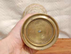 Jarrón de latón decorativo vintage Diseño floral acrílico Regalo perfecto o adición de decoración del hogar a un precio razonable - Product Image 5