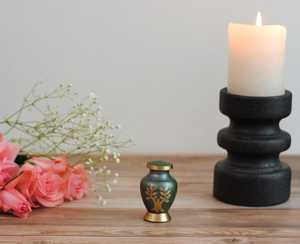 Urne artisanale bohème en laiton pour cendres humaines |   Vase commémoratif de table haut de gamme - Product Image 6