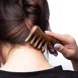 Peine masajeador de cuero cabelludo de madera hecho a mano, herramienta de peinado de sándalo de diente ancho, peine láser para piojos con logotipo personalizado para mujer, viaje de salón de casa - Product Image 5