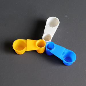 Abreuvoir portable en plastique pour oiseaux, capacité 6L, avec bouteille robuste, idéal pour les animaux d'extérieur en voyage - Product Image 4