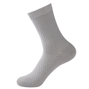 Chaussettes pour jeunes hommes OEM 2026 en gros, haute qualité, personnalisées, 100 % coton, écologiques, chaussettes mi-mollet douces, décontractées, respirantes, antibactériennes - Product Image 2