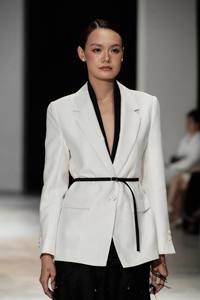 Nueva Colección de Trajes de Mujer, Blazers ODM de Corte Recto, BLAZER ODILE DE DOBLE CAPA CON CUELLO, Blazers Elegantes para Mujer con Cinturón Refinado - Product Image 4