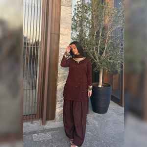 ชุดเสื้อและผ้าคลุมไหล่สำเร็จรูป ผ้าจอร์เจตต์เนื้อนุ่ม ดีไซน์ทันสมัย พร้อมส่ง ชุดสาหรี่กะมีซสำหรับงานแต่งงาน แห้งเร็ว - Product Image 1