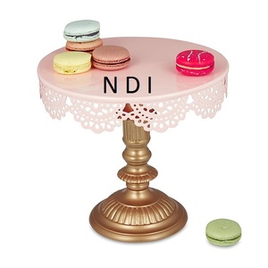Soporte de Metal para Tartas de Estilo Moderno, Soporte Decorativo Redondeado Sostenible, Acabado Chapado en Oro - Product Image 1