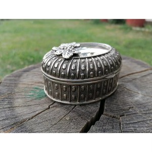 Boîte à bijoux en métal de base simple Organisateur décoratif élégant Idéal pour les bagues Boucles d'oreilles Colliers Bracelets et usage quotidien - Product Image 1