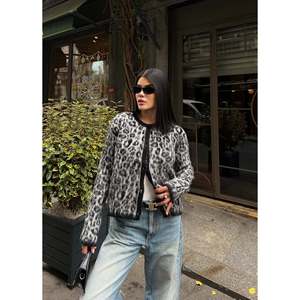 missJANELL Cárdigan de punto con estampado de leopardo para mujer en gris para todas las estaciones - Prenda exterior cómoda de ajuste estándar - Product Image 1