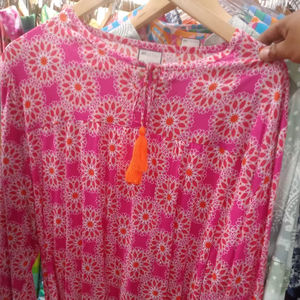 Túnica Floral Rosa con Estampado de Margaritas Manga Larga Top Borla Corbata Cuello Verano Casual Boho Blusa Botón Detalle para Ocasiones de Fiesta - Product Image 1