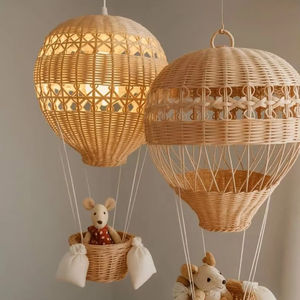 Pantalla de Lámpara Colgante de Ratán Hecha a Mano con Forma de Globo Aerostático |   Lámpara de Techo de Mimbre para Cuarto de Bebé |   Lámpara de Araña Decorativa Estilo Boho para Habitación Infantil, Recuerdo - Product Image 1
