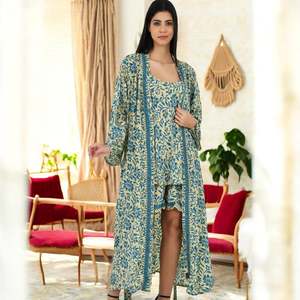 Conjunto de Kimono y Camisola de Seda para Mujer, Color Beige y Azul con Estampado Floral, Talla Única, para Usar como Traje de Baño o Pareo - Product Image 2