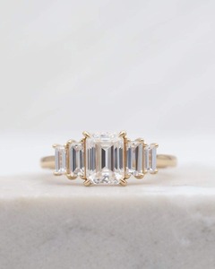 Anillo de diamantes cultivados en laboratorio con corte esmeralda y engaste de cinco piedras para exhibir brillo y elegancia. Este impresionante anillo. - Product Image 1