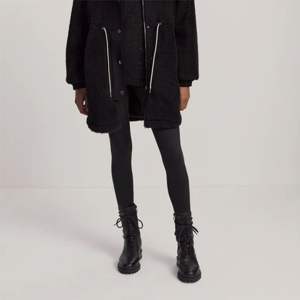 Veste Sherpa noire à col haut à la mode avec boutons à pression sécurisés Veste d'hiver douce et confortable - Product Image 6