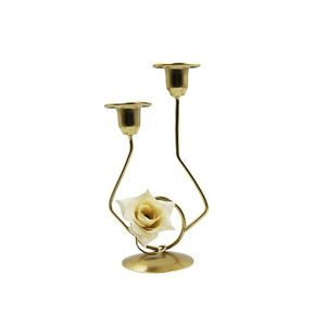 Venta al por mayor de candelabro decorativo para mesa de hotel candelabro de metal con flor diseño único candelabro decorativo candelabro - Product Image 1