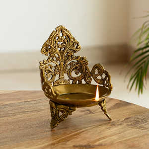 Diya en laiton à trois pieds sculptés à la main (1 mèche, 8.9 pouces, 180 ml, 2.14 kg, gravé à la main avec un design élégant - Product Image 1