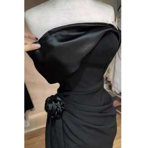 [Favorito] DR211 Gira cada cabeza con este vestido de satén con un escote floral meticulosamente diseñado que exuda confianza - Product Image 6