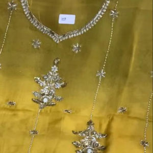 Costumes indiens brodés à la main non cousus de créateur moderne pour femmes, style traditionnel élégant pour les fêtes - Product Image 1