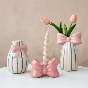 Le vase en céramique le plus joli avec un nœud rose peut transformer même le bouquet le plus simple en une présentation élégante digne d'attention - Product Image 5