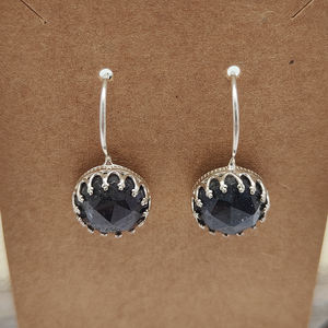 ต่างหูห้อยดีไซน์เนอร์เงินแท้ 925 ประดับไพลินดิบธรรมชาติทรงกลม 12 มม. น้ำหนัก 6.64 กรัม งานแฮนด์เมด เครื่องประดับชั้นดีสำหรับเด็กผู้หญิงทุกศาสนา - Product Image 2