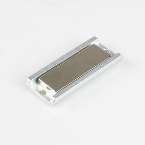 Striscia piatta con magneti in neodimio 76x31,7x9,6mm in profilo a U - Product Image 1