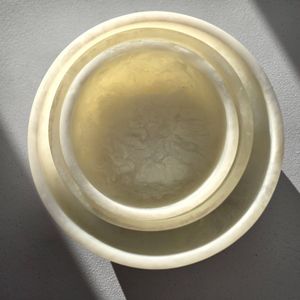 Cuenco de resina para arreglos florales que ofrece una opción creativa de centro de mesa con material duradero apto para decoración de interiores. - Product Image 3