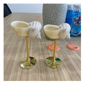 Copa de vino de concha marina hecha a mano con concha auténtica, ideal para decoración de recepciones de boda, bares de cócteles y cenas de eventos especiales. - Product Image 1