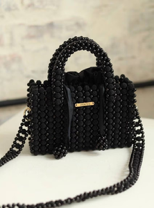 Elegante mini bolso rectangular negro con cuentas, con una placa dorada de marca y forro de satén con cordón, a precios de mayorista. - Product Image 1
