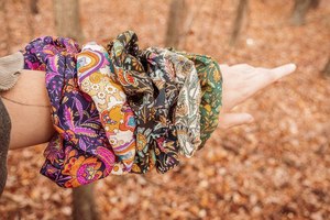 Seda reciclada Sari Boho Scrunchies dama de honor regalo seda pelo vegano regalo hecho a mano Hippie patrón Scrunchies - Product Image 2