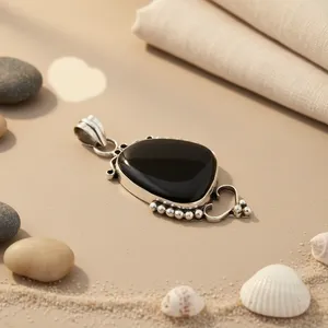 Collier pendentif en argent 925 avec onyx, forme goutte d'eau, style vintage, serti clos, bijou unisexe pour usage quotidien - Product Image 1