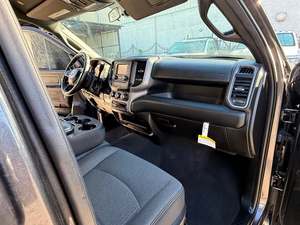 RAM 3500 Tradesman Crew Cab LB DRW 4WD Plus 2024 d'occasion en excellent état, sans accident, conduite à gauche/droite - Product Image 3