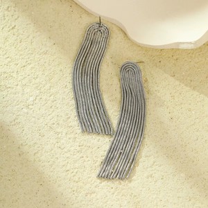 Boucles d'oreilles longues à pompon en acier inoxydable de style INS, design personnalisé, polyvalentes, inaltérables, pour femmes - Product Image 4