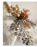 Statues de renne blanches élégantes avec bois de cerf et décor de pin idéal pour le style de table ou d'étagère de Noël