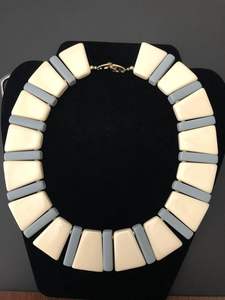 Collar minimalista de resina con incrustaciones de concha - Product Image 1