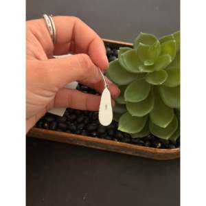 Pendientes Colgantes Hechos a Mano en Plata de Ley y Turquesa Negra Estilo Navajo con Forma de Gota de Agua - Product Image 5