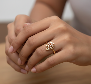 Anillo de Compromiso de Oro Abstracto con Diseño Hueco Inspirado en Diseñadores de Lujo - Product Image 6