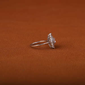 Anillo de compromiso de diamante cultivado en laboratorio con corte de oro macizo de 14K, anillo de regalo de compromiso de diamante certificado con acento de corte Baguette cónico - Product Image 3