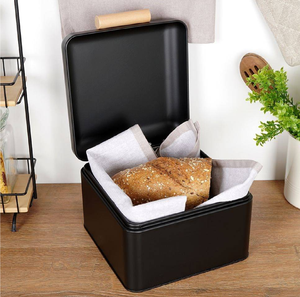 Boîte à pain fermée en métal noir nervuré avec serrure à crochet pour pain à biscuits Meilleur pour les décorations de cuisine disponible en gros de l'Inde - Product Image 4